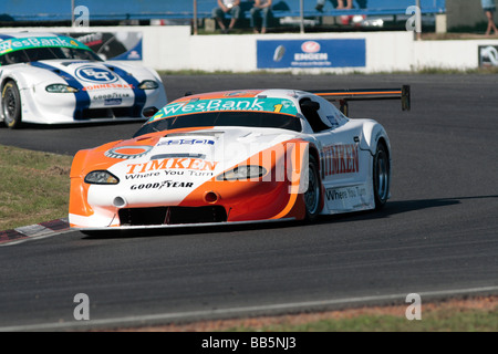 Una supercar immettere un angolo del Killarney race track nei pressi di Città del Capo, Sud Africa Foto Stock