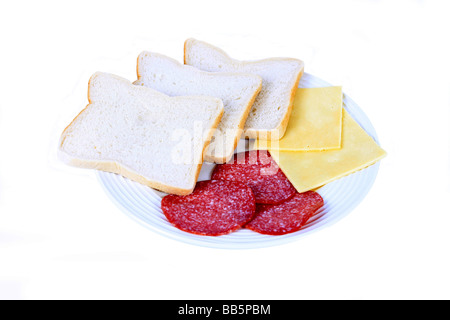 Un lunchplate con tre fette di pane bianco fette di formaggio cheddar e tedesco salame, Foto Stock