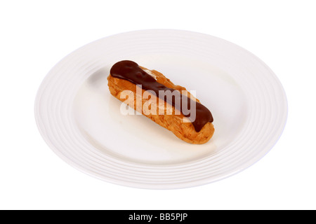 Un unico cioccolato Eclair su una piastra contro uno sfondo bianco Foto Stock