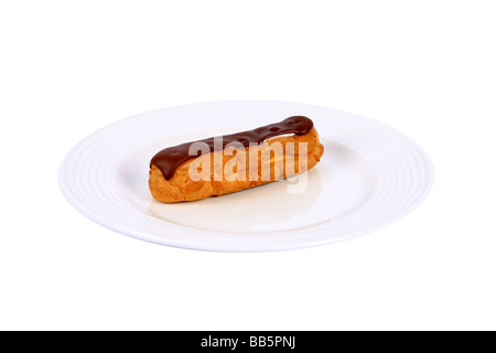 Un unico cioccolato Eclair su una piastra contro uno sfondo bianco Foto Stock