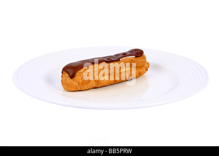 Un unico cioccolato Eclair su una piastra contro uno sfondo bianco Foto Stock