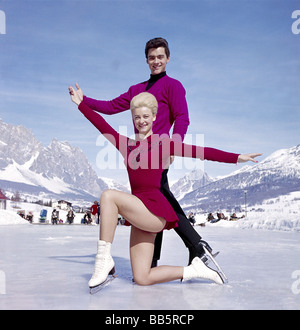 Baeumler, Hans Juergen, * 28.1.1942, atleta tedesco (pattinaggio di figura), full length, con Marika Kilius, su ghiaccio, 1950s, Foto Stock