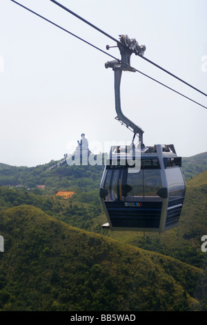 Il Ngong Ping Skyrail carrello è visto in movimento verso la Piazza Tian Tan Buddha sull'Isola di Lantau, Hong Kong. Foto Stock