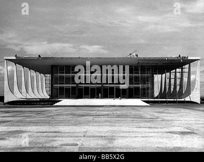 Geografia/viaggio, Brasile, città, Brasilia, Palazzo Presidenziale, Palazzo dell'Altopiano, (Palacio do Planalto), costruito 1956-1960, da Oscar Niemeyer, (1907 - 2012), Lucio Costa, (1902-1998), durante il periodo di costruzione, 1956-1960, cantiere, storico, Patrimonio Mondiale dell'UNESCO / Siti, 20th secolo, Foto Stock