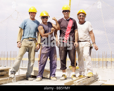 Lavoratori ispanici in piedi sul sito in costruzione Foto Stock