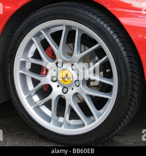 Classic car ferrari alloy wheel, car in red View from the side. Close up (macro) Foto Stock