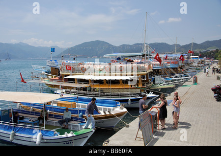 Gumbet barche sul lungomare, Marmaris Harbour, Marmaris, Datca Peninsula, Provincia Mulga, Turchia Foto Stock