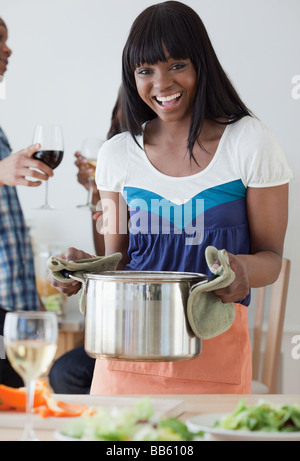 Donna africana la preparazione della cena Foto Stock