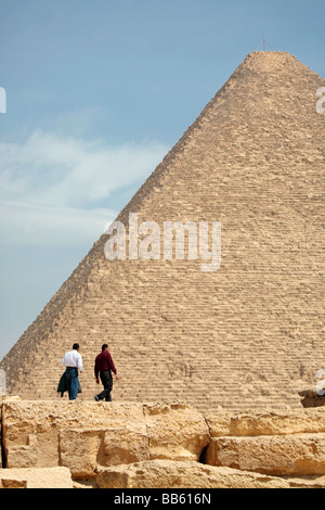 Visitatori sul sito di Giza Plateau sopraffatte dalla Piramide di Khufu Foto Stock