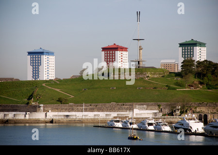 Towerblocks colorati, Devonport area, Plymouth, Devon, Regno Unito Foto Stock