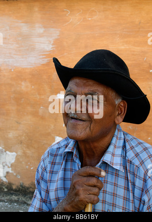 Il vecchio uomo cubano con un bastone, Trinidad, Cuba Foto Stock