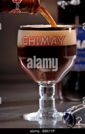 Versando un bicchiere di Chimay Capsule Bleue Trappista birra belga Foto Stock