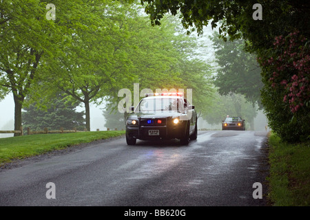 Auto della Polizia si cancella il percorso per una primavera 10K la gara su strada di Kennett Square Pennsylvania USA Foto Stock