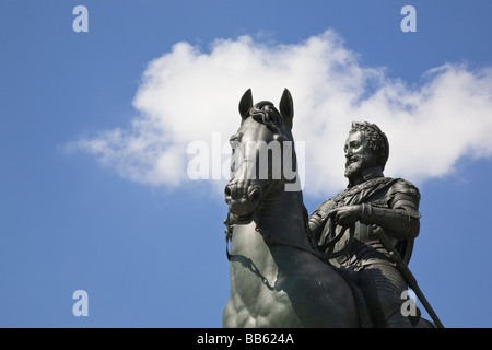 Statua del Re francese Enrico IV sul Pont Neuf Parigi Francia Foto Stock