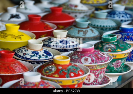 Negozio di souvenir in vendita in un tradizionale tea shop in uno degli Hutong di Pechino Foto Stock