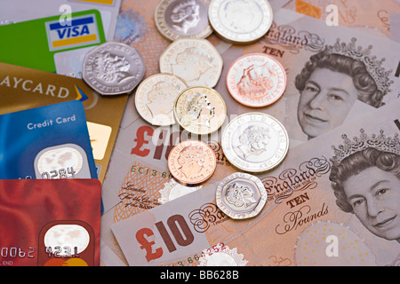 Nuovo e inutilizzato fan della sterlina britannica dieci pound banconote con coniare monete giacente sulla parte superiore Foto Stock