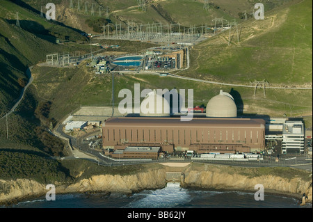 Al di sopra dell'antenna Diablo Canyon centrale nucleare Avila Beach California Pacific Coast PG&E con due reattori Westinghouse Foto Stock