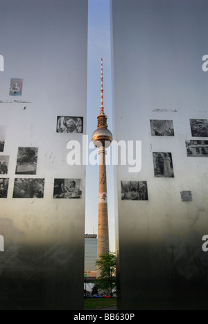 Berlino Germania Fernsehturm torre della TV ad Alexanderplatz visto da Marx ed Engels Forum Foto Stock
