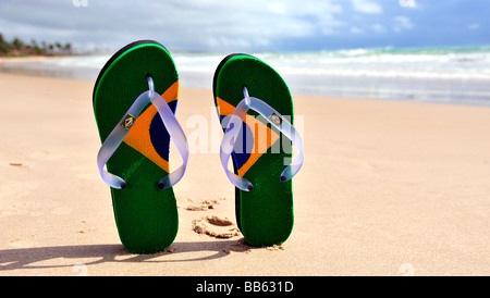 Flipflop brasiliano sulla spiaggia in Brasile a Porto de Galinhas, stato di Pernambuco. Foto Stock