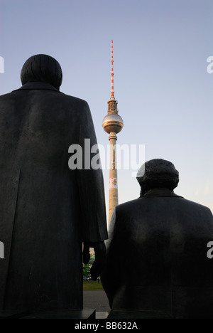 Berlino Germania Staue di Karl Marx destra Friedrich Engels su Marx ed Engels Forum di fronte al Furnsehturm torre della TV ad Alexanderplatz Foto Stock