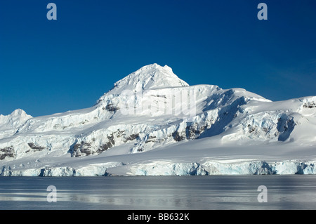 Spettacolare la neve e il ghiaccio tappata picchi di montagna in stretto di Gerlache, Penisola Antartica, Antartide Foto Stock