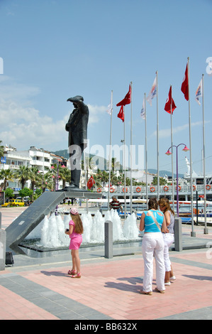 Ataturk statua, Ataturk Meyd, Marmaris Harbour, Marmaris, Datca Peninsula, Provincia Mulga, Turchia Foto Stock