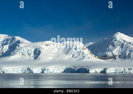 Spettacolare la neve e il ghiaccio tappata picchi di montagna in stretto di Gerlache, Penisola Antartica, Antartide Foto Stock