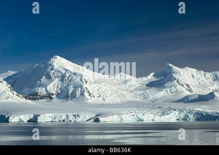 Spettacolare la neve e il ghiaccio tappata picchi di montagna in stretto di Gerlache, Penisola Antartica, Antartide Foto Stock