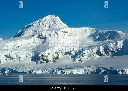 Spettacolare la neve e il ghiaccio tappata picchi di montagna in stretto di Gerlache, Penisola Antartica, Antartide Foto Stock