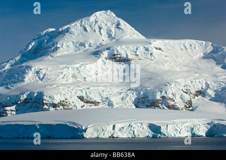 Spettacolare la neve e il ghiaccio tappata picchi di montagna in stretto di Gerlache, Penisola Antartica, Antartide Foto Stock