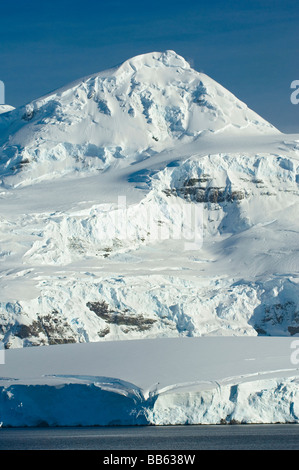 Spettacolare la neve e il ghiaccio tappata picchi di montagna in stretto di Gerlache, Penisola Antartica, Antartide Foto Stock