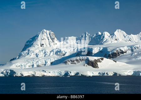 Spettacolare la neve e il ghiaccio tappata picchi di montagna in stretto di Gerlache, Penisola Antartica, Antartide Foto Stock