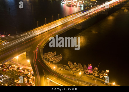 Il cairo di notte guardando oltre il fiume Nilo Foto Stock