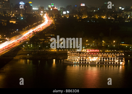 Il cairo di notte guardando oltre il fiume Nilo Foto Stock