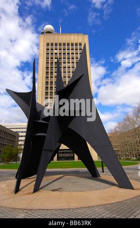 La scultura la grande vela nella parte anteriore del Green Building su McDermott corte del MIT campus, Cambridge Massachusetts USA Foto Stock