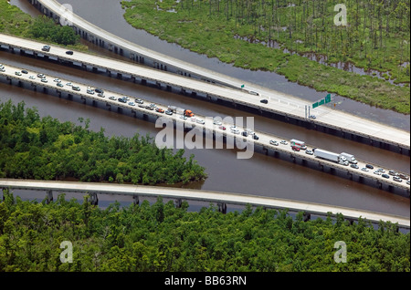 Vista aerea sopra il traffico pesante lasciando New Orleans Louisana area metropolitana sulla Interstate 10 attraversando zone umide Foto Stock
