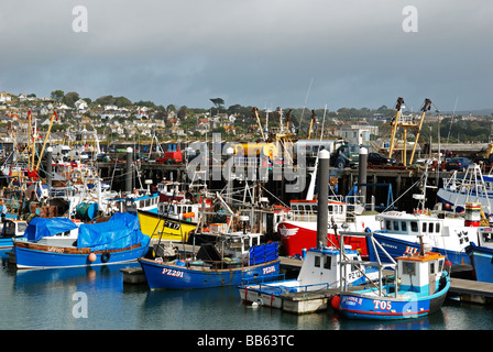 I pescherecci con reti da traino e altri barche da pesca confezionato nel Porto di Newlyn in cornwall, Regno Unito Foto Stock