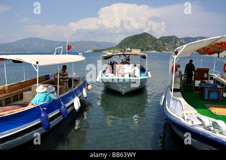 Traghetti sulla spiaggia, Icmeler, penisola di Datca, provincia di Mulga, Repubblica di Türkiye Foto Stock