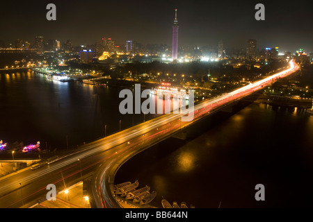 Il cairo di notte guardando oltre il fiume Nilo Foto Stock