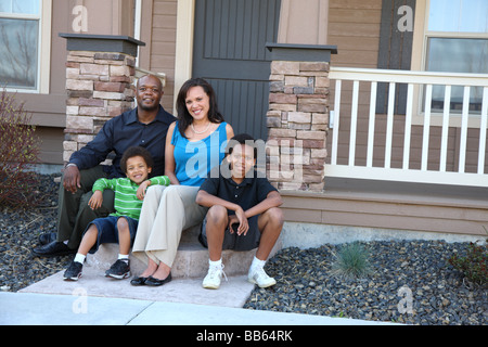 Famiglia americana africana seduti insieme sulla parte anteriore passi di home Foto Stock