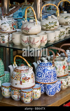 Negozio di souvenir in vendita in un tradizionale tea shop in uno degli Hutong di Pechino Foto Stock