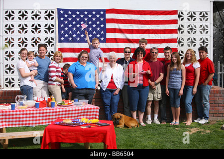 Grande gruppo familiare ritratto al 4 di luglio Barbecue Foto Stock