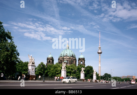 17 maggio 2009 - Vista del Schlossbrücke, Berliner Dom e la Fernsehturm (torre della TV) nella capitale tedesca di Berlino. Foto Stock