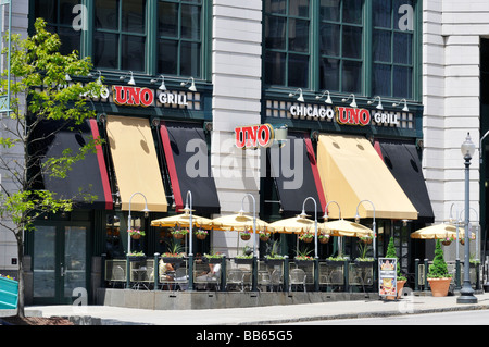 Pizzeri Onu Chicago grill ristorante con sala da pranzo all'aperto nel centro di Providence Rhode Island a Providence Place Mall USA Foto Stock