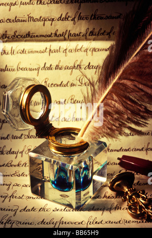 Vetro Antico inkwell e quill Foto Stock