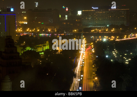 Il cairo di notte guardando oltre il fiume Nilo Foto Stock