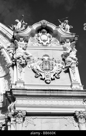 Frammento di acqua sorgiva colonnato a Marianske Lazne-Czech Repubblica.Immagine in bianco e nero Foto Stock