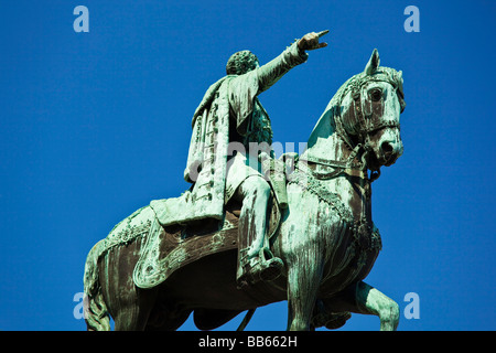 Monumento al duca Mihailo Obrenovic presso la piazza della repubblica vicino al cuscinetto di strada il duca s nome bronzo eretto nel 1882 Foto Stock