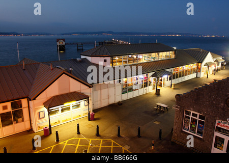 Mumbles Pier, Swansea, West Glamorgan, South Wales, Regno Unito, di notte Foto Stock