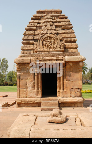 Pattadkal - Karnataka, Ganbulinga tempio da Est, mostrando Shiva - Parvati & Nandi in shukanasika sopra porta. Foto Stock